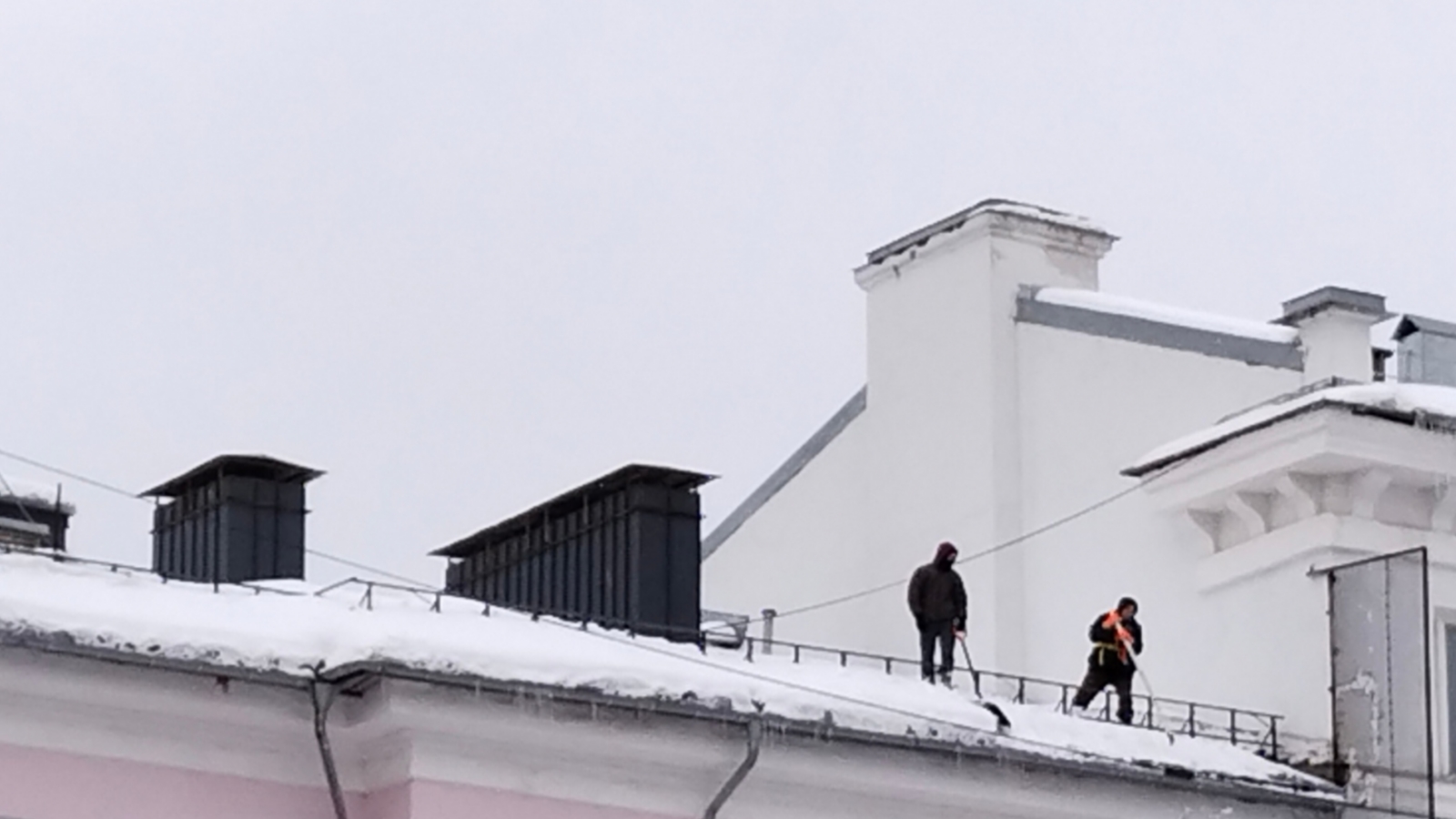 После статьи в СеверПост началась очистка крыши от снега