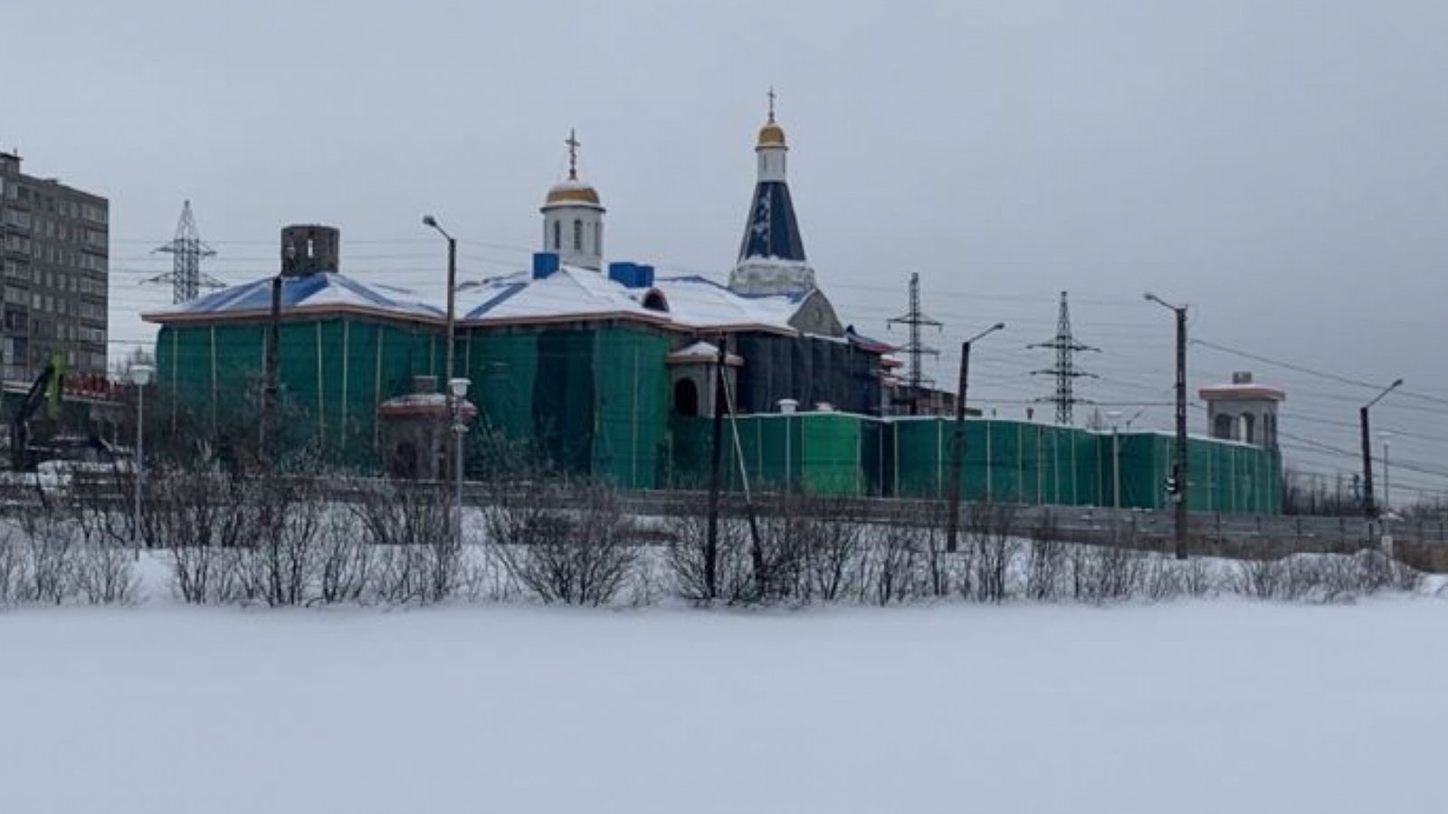 В Мурманске освятили купола для духовно-спортивного центра