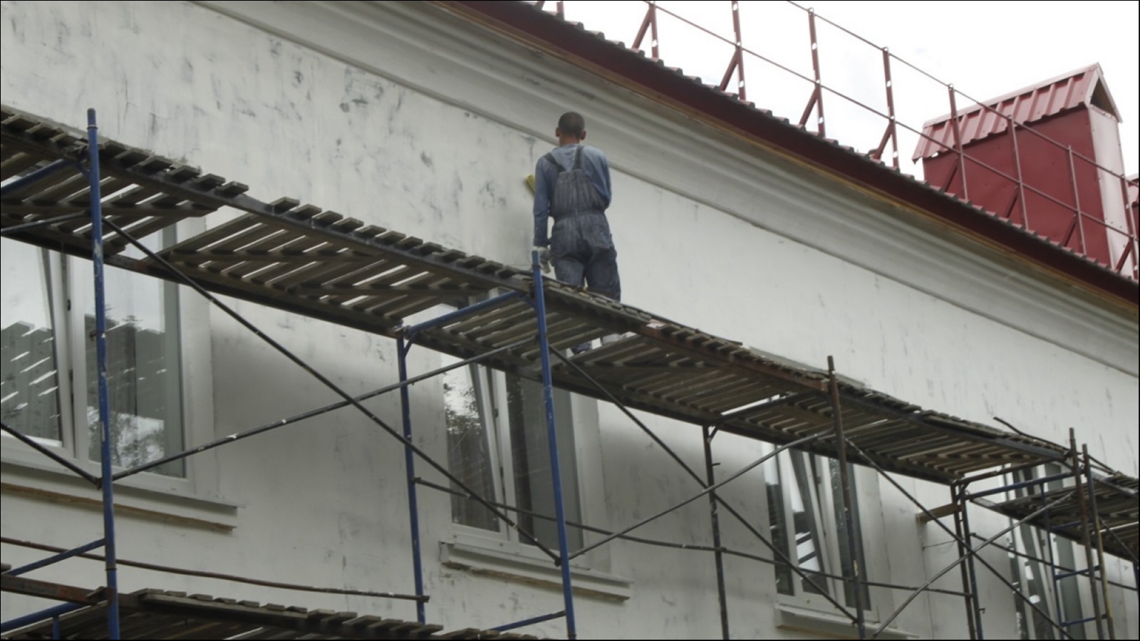 Фасад ремонтируемого дома в Мурманске пошёл трещинами