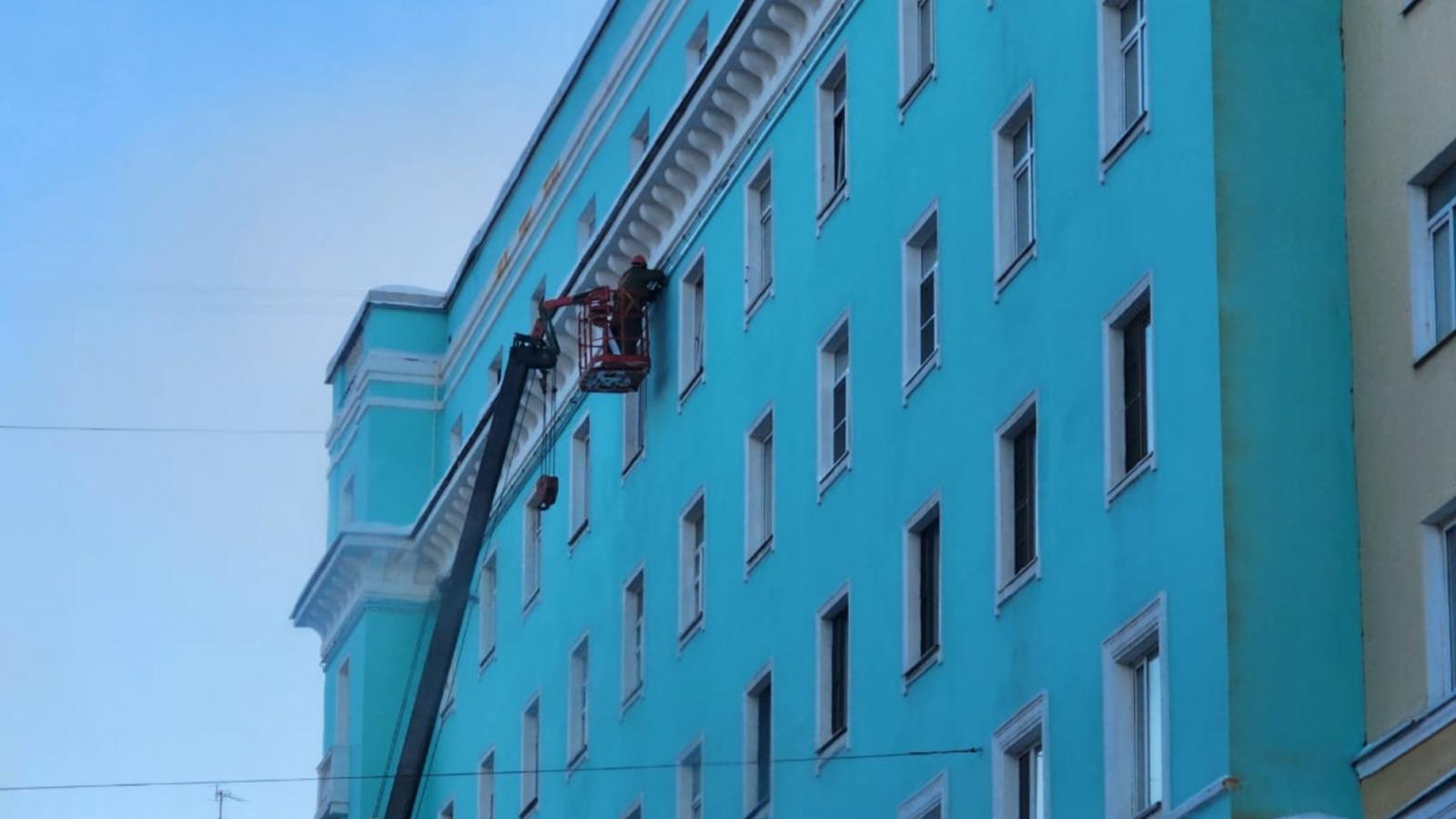 В Мурманске на Ленина устанавливают архитектурную подсветку [видео]