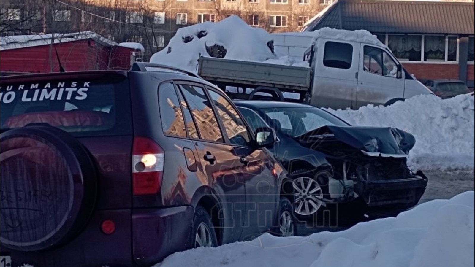 Водитель в Мурманске устроил несколько ДТП и скрылся [видео]