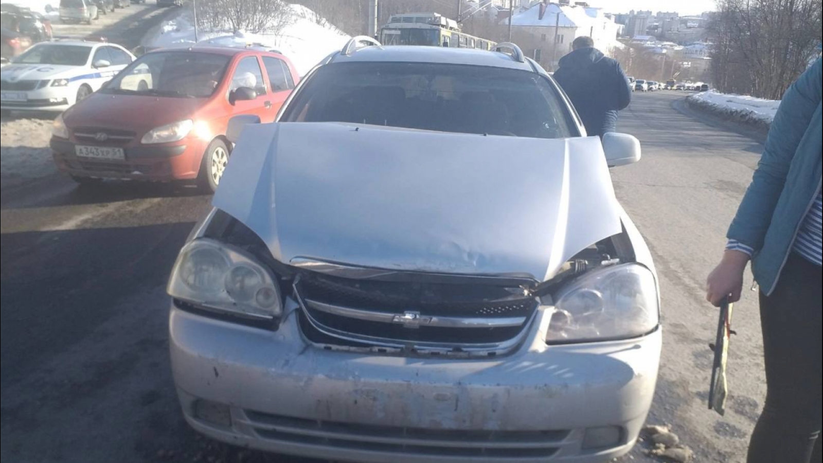 Столкнувшиеся машины спровоцировали пробку в Мурманске
