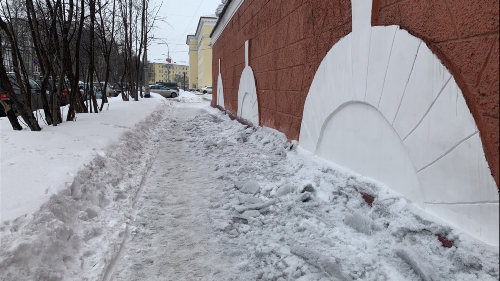 В центре Мурманска «забыли» убрать снег с тротуара