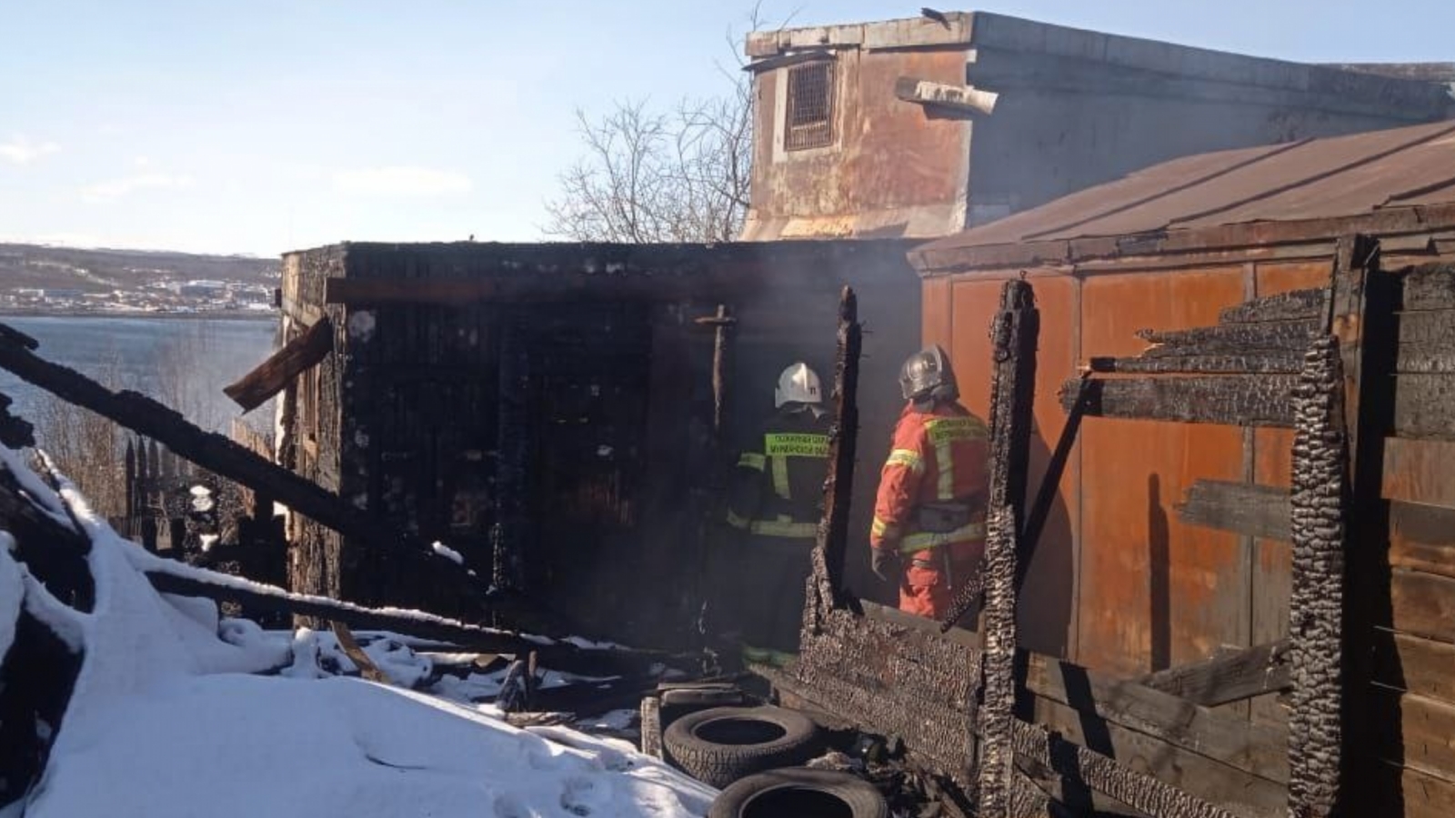 В Мурманске горело деревянное здание