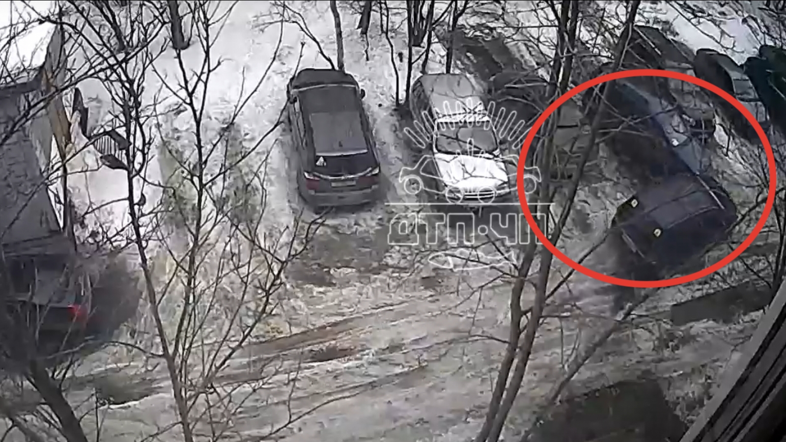 Водитель в Мурманске протаранил три авто [видео]