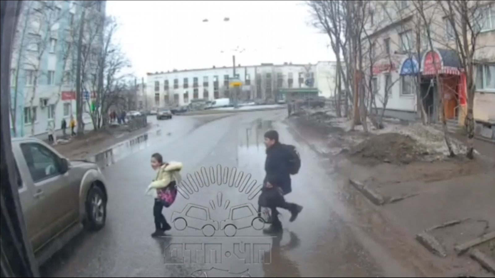 Водитель в Мурманске едва не сбил детей [видео]