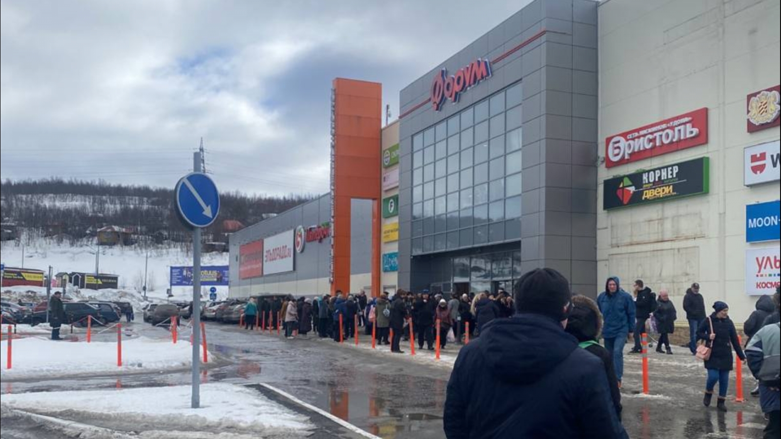 Посетителей торгового центра в Мурманске эвакуировали