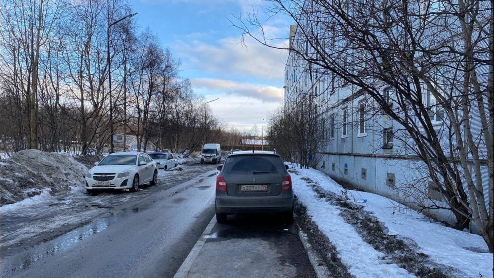 За полицейского-нарушителя парковки в Мурманске взялись автоинспекторы