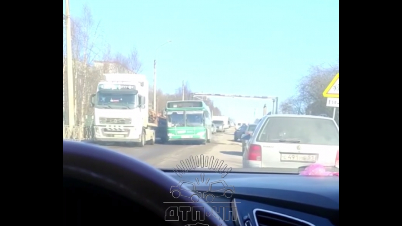 Рейсовый автобус в Мурманске сломался из-за ямы на дороге [видео]