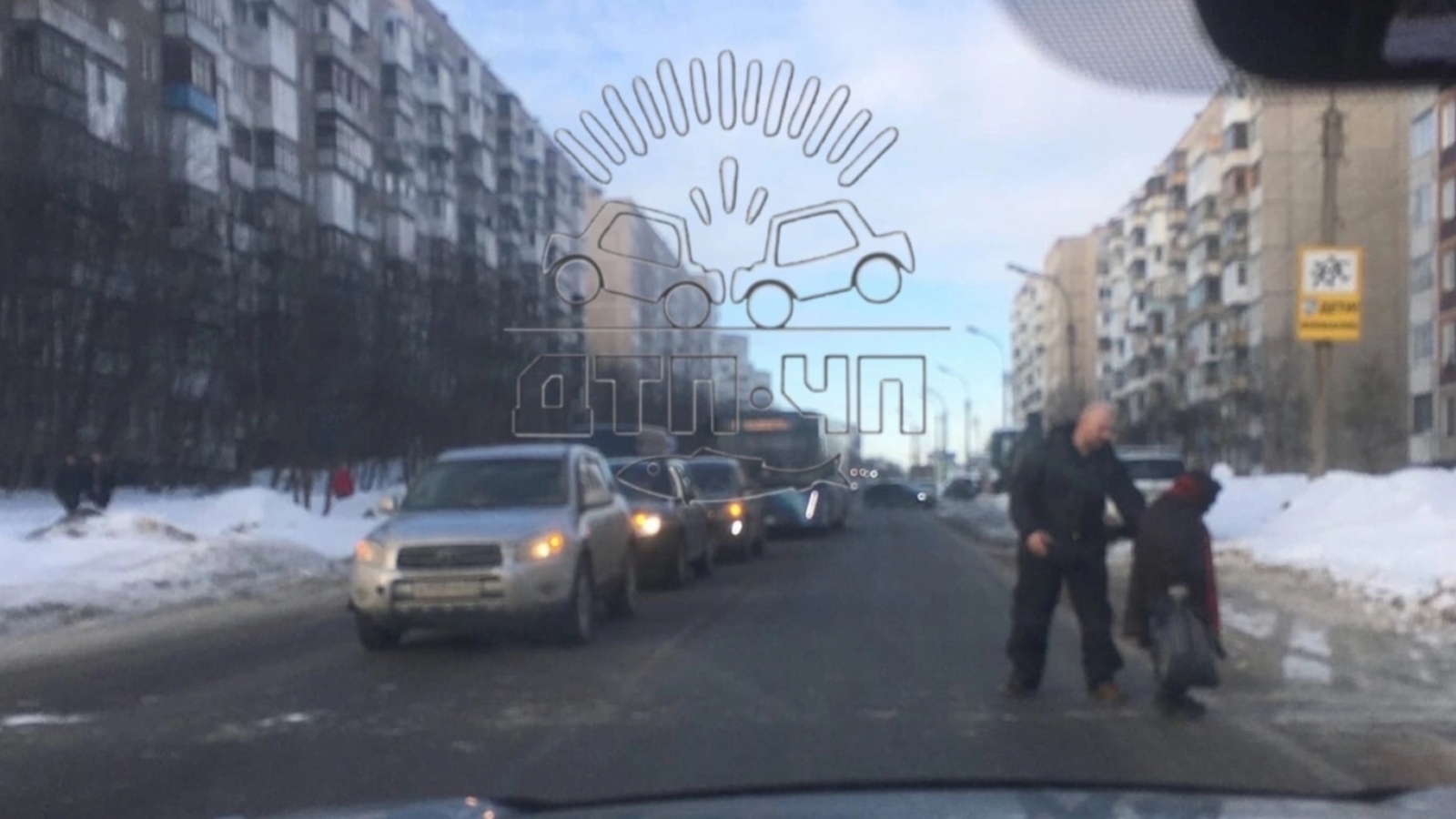 Водитель в Мурманске остановил движение и помог бабушке перейти дорогу