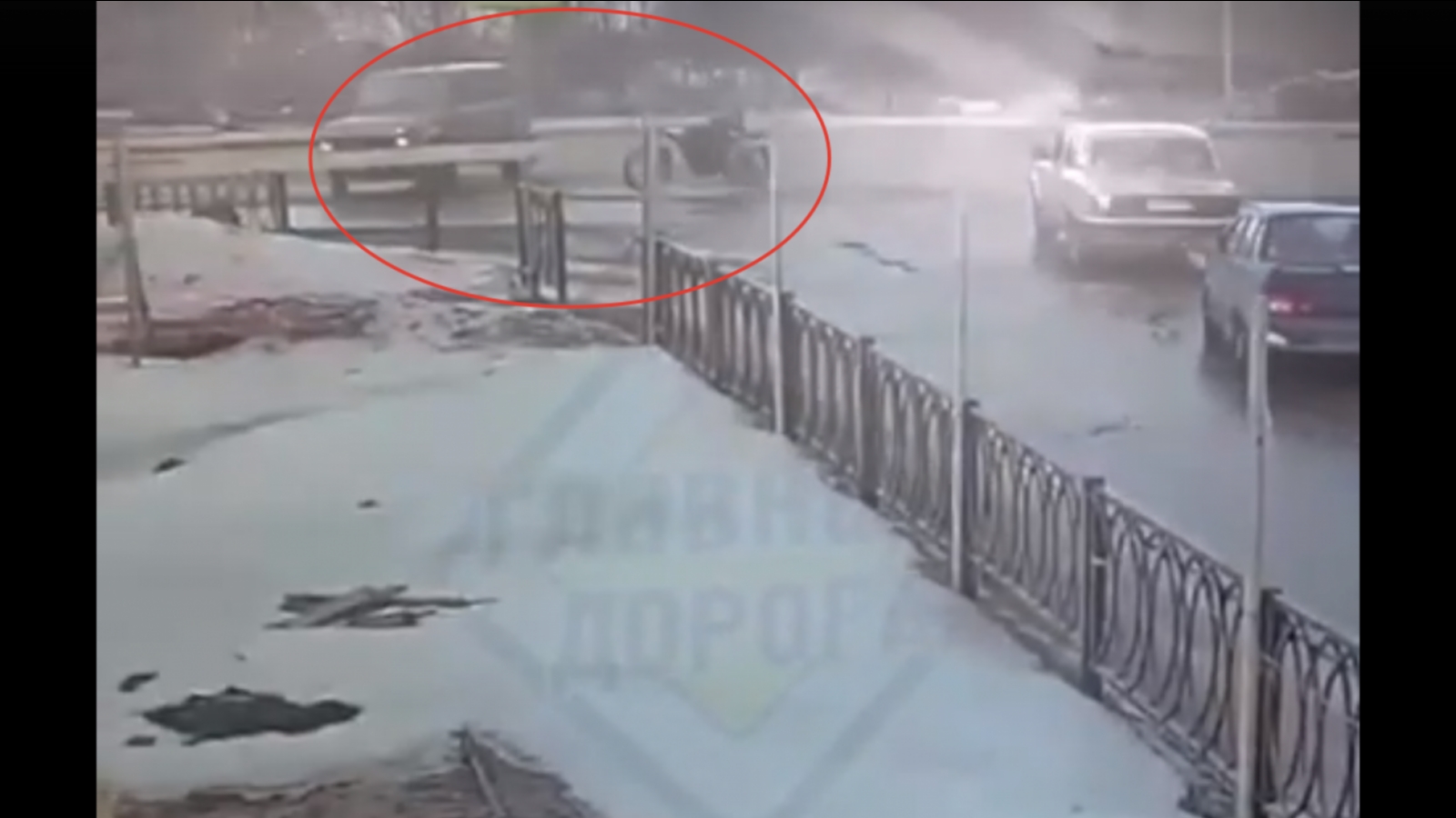 Момент столкновения легковушки и мотоцикла в Мурманске попал на [видео]