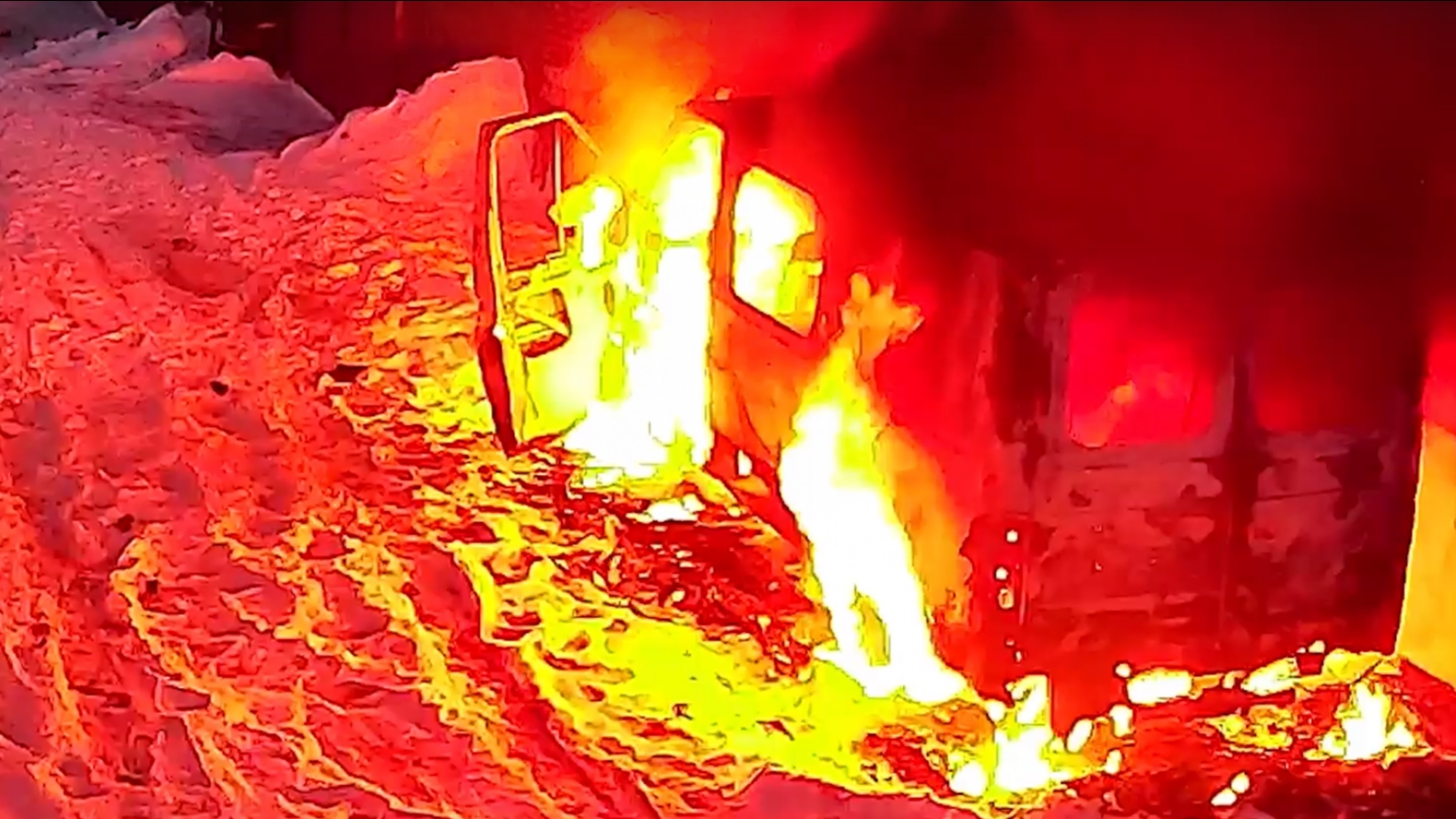 Мурманчанин просто так сжёг микроавтобус за 700 тысяч [видео]