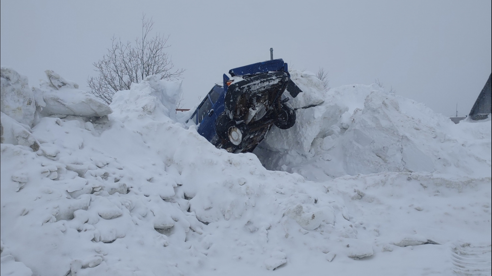 В Кировске снегоуборочный трактор повредил спрятавшийся «подснежник»