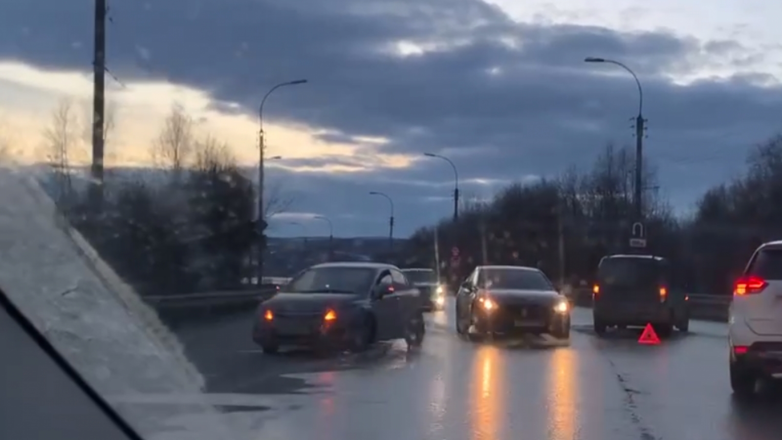 Столкнувшиеся авто в Мурманске мешают проезду [видео]