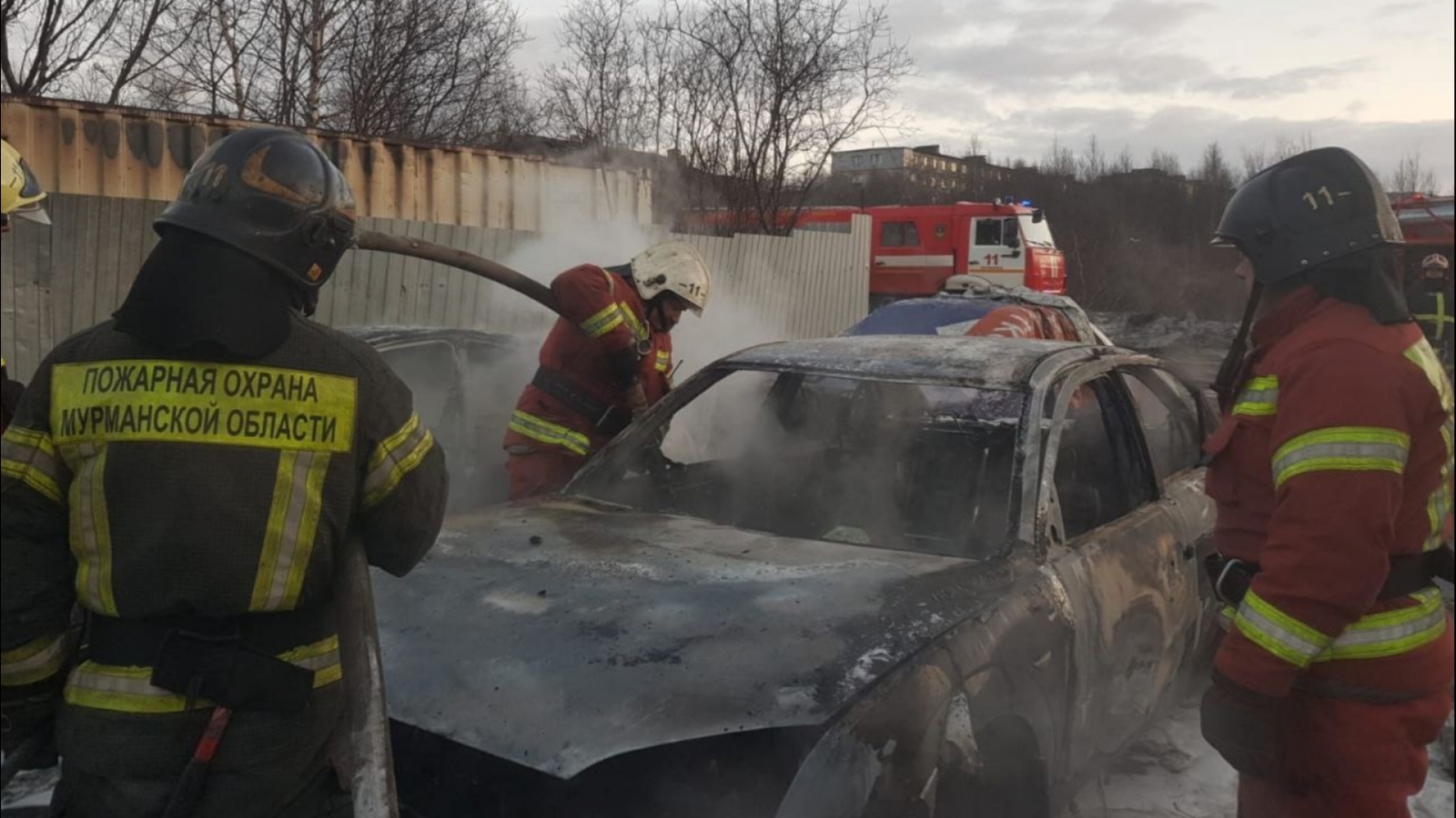 Во дворе в Росляково сгорели две машины Ford