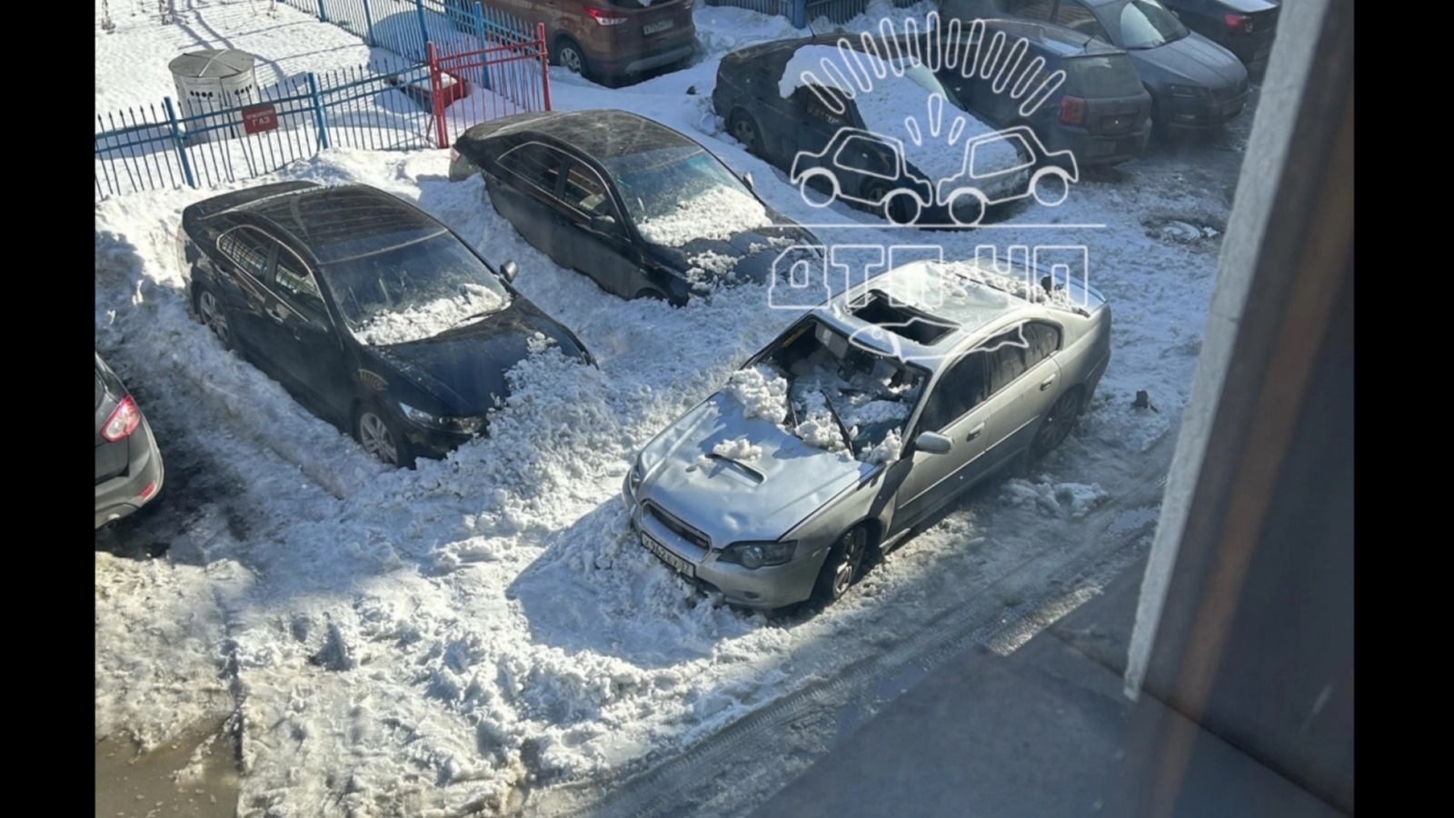 На Subaru в Мурманске упала снежная глыба