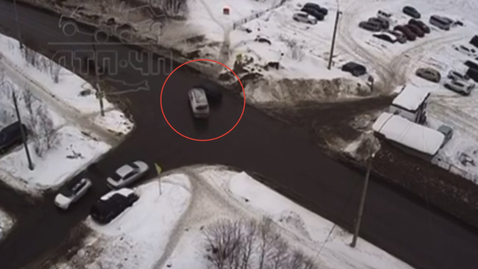 Столкновение двух машин в Мурманске попало на камеру [видео]