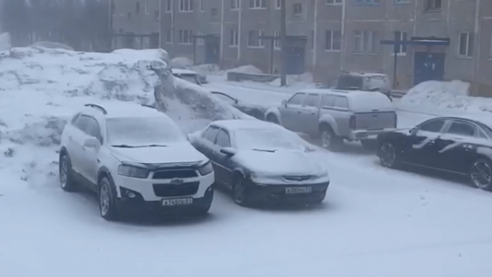 Кировск завалило весенним снегом [видео]