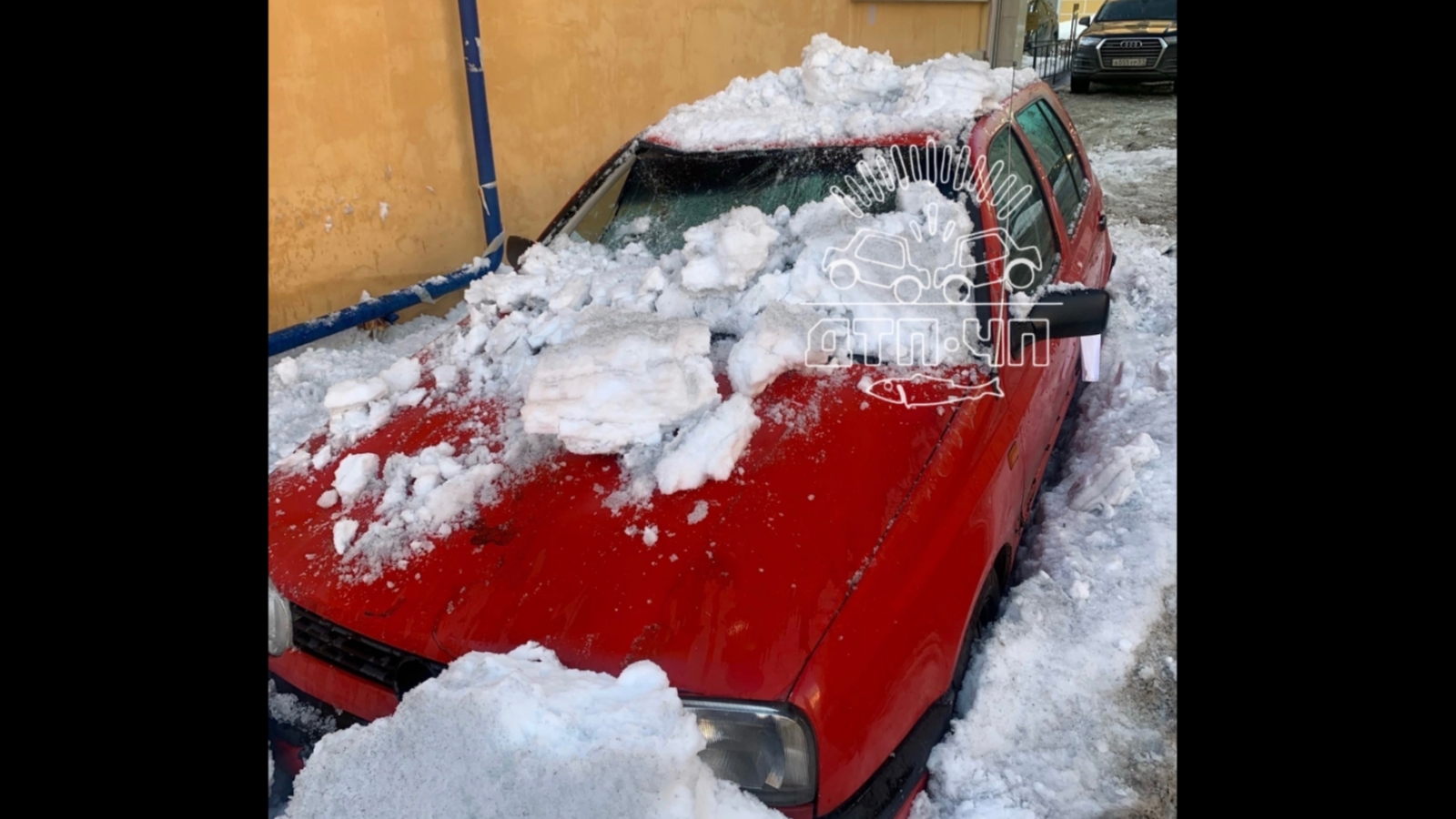Огромная глыба льда упала на автомобиль в мурманском дворе