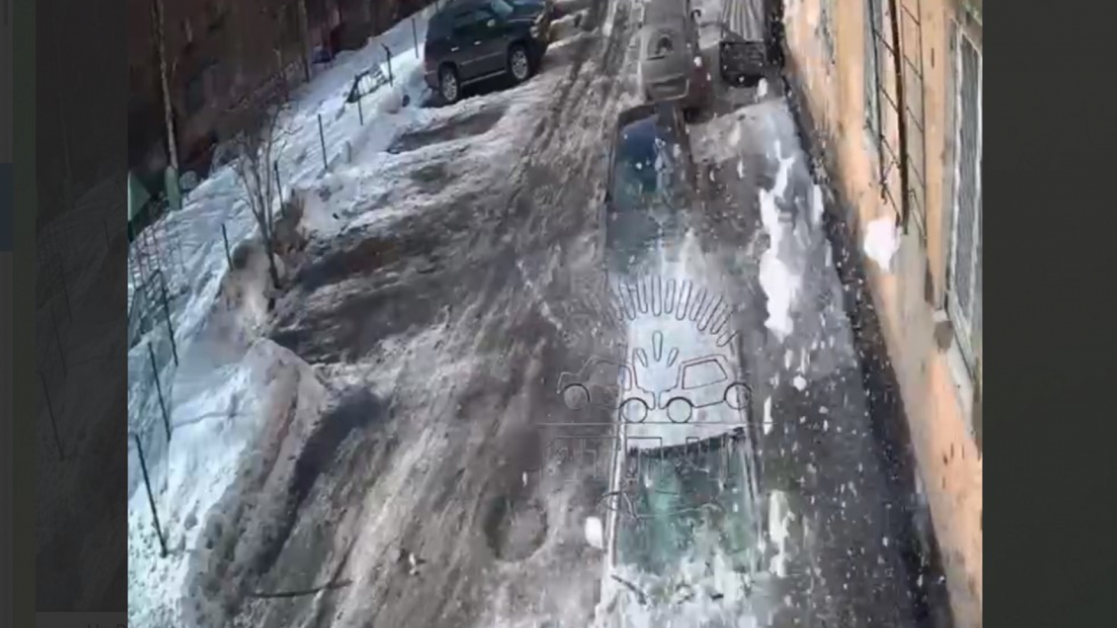Очередную машину в Мурманске завалило снегом с крыши [видео]