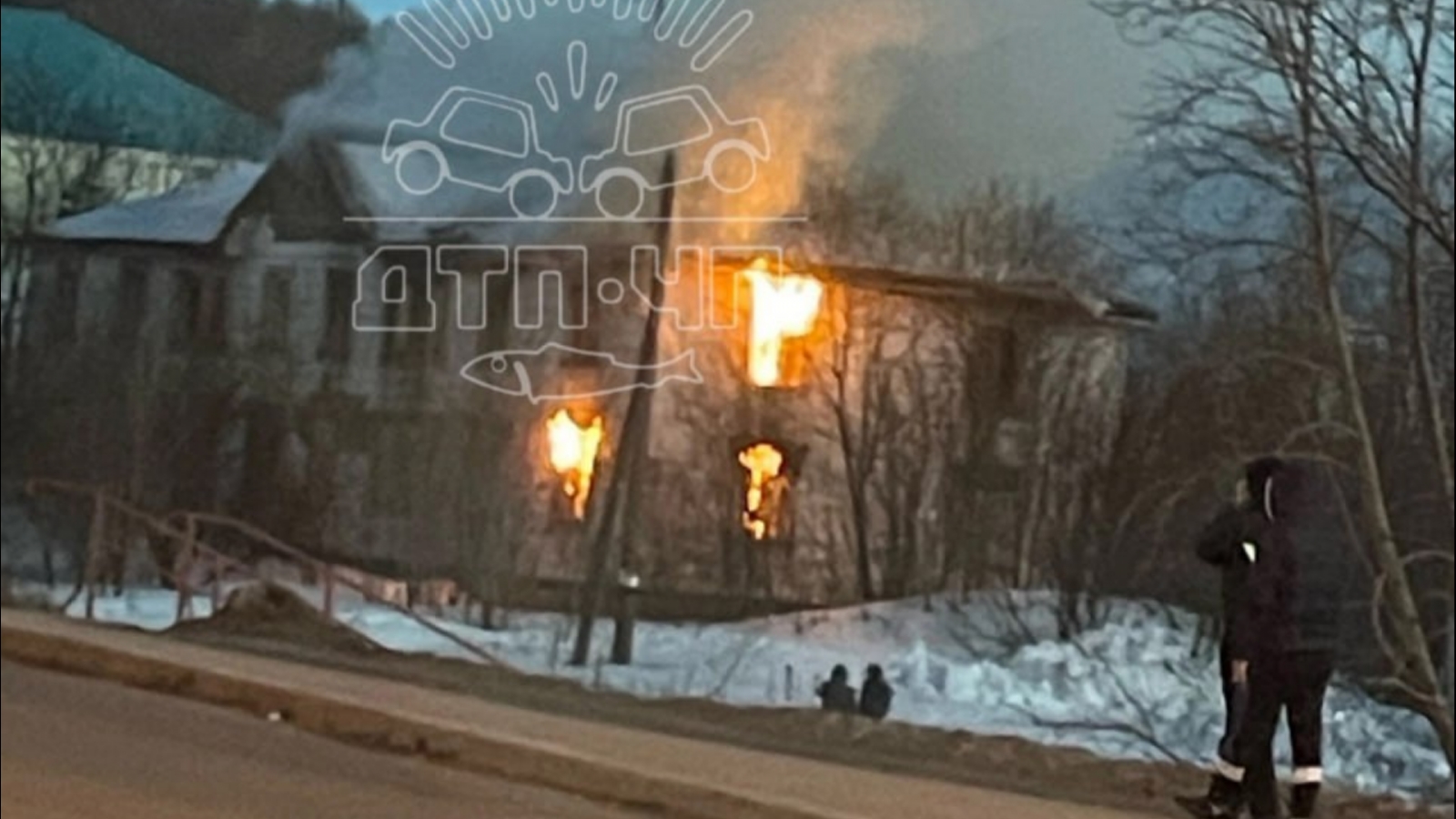 В Мурманске загорелся деревянный дом [видео]