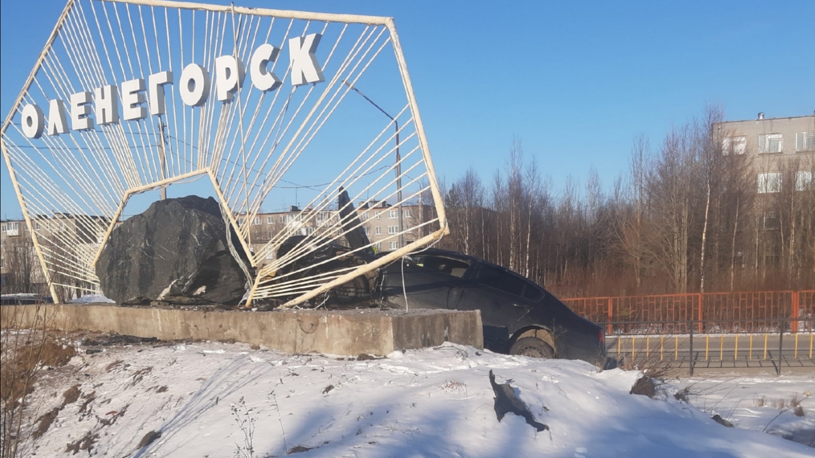 Легковушка в Оленегорске врезалась в памятный знак