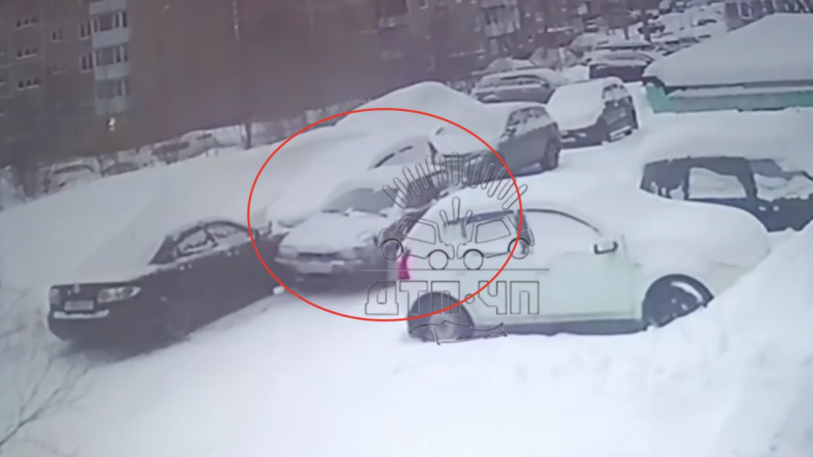 Пьяный водитель без прав протаранил три машины в Мурманске [видео]