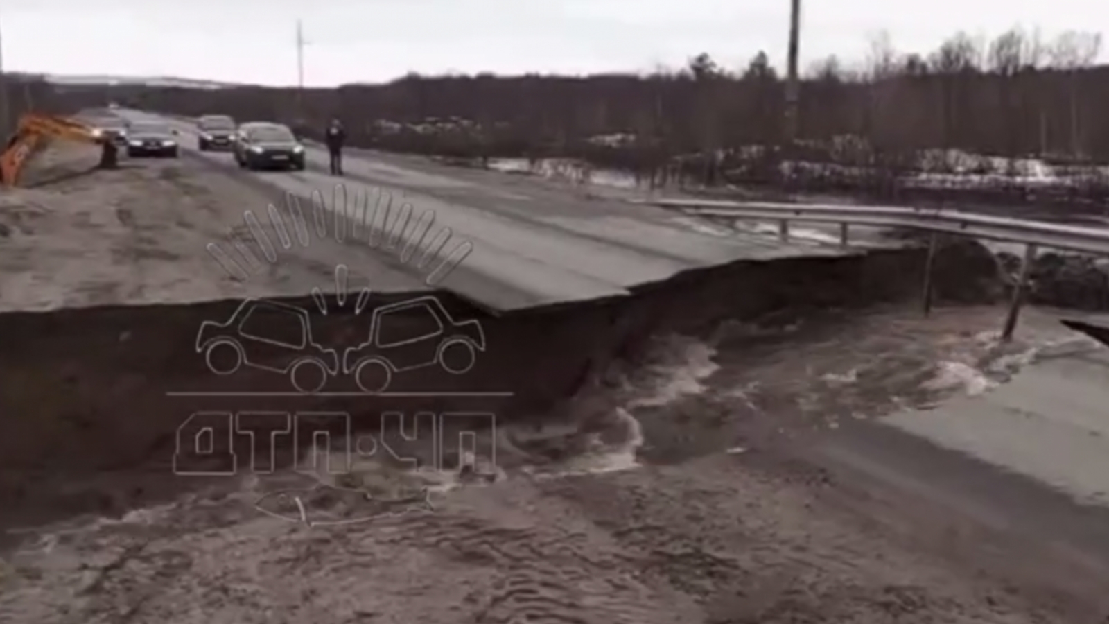 Смытый водой участок дороги под Североморском закрыли для машин |  12.05.2023 | Мурманск - БезФормата