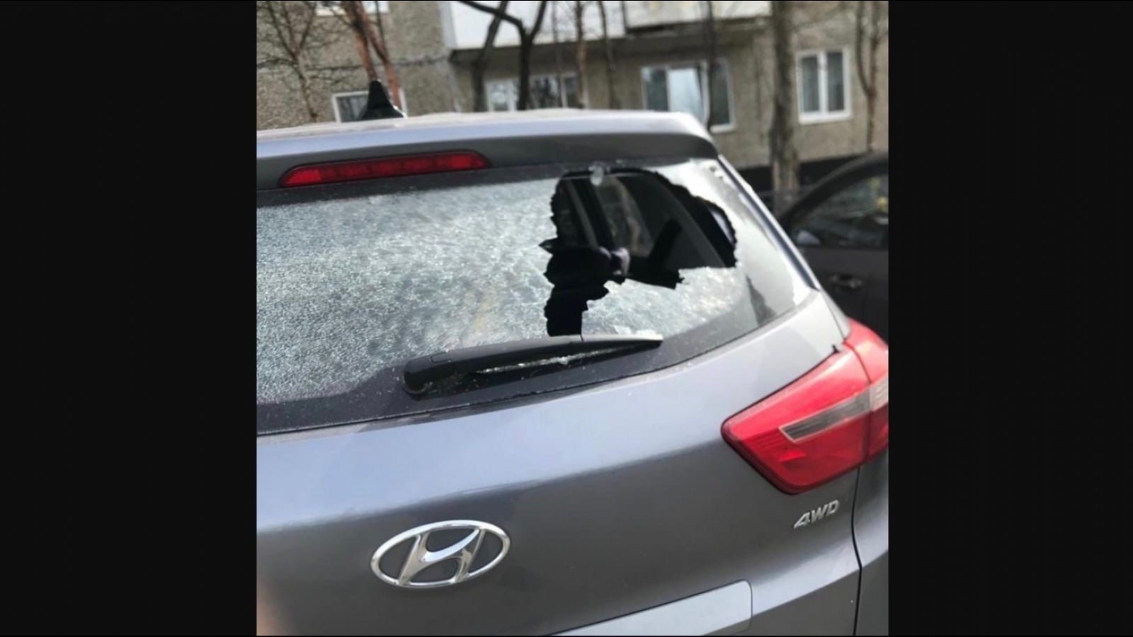 В Мурманске подросток разбил стекло на автомобиле [видео]