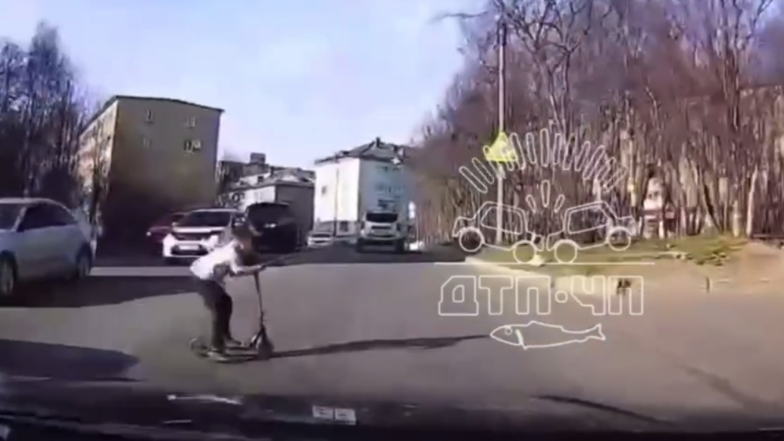 Ребёнок на самокате чуть не попал под колёса в Мурманске