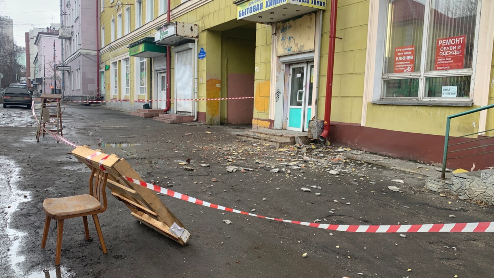 В центре Мурманска падают куски штукатурки с дома