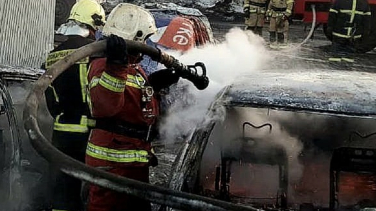Mazda на Печенгской дороге за час сгорела полностью