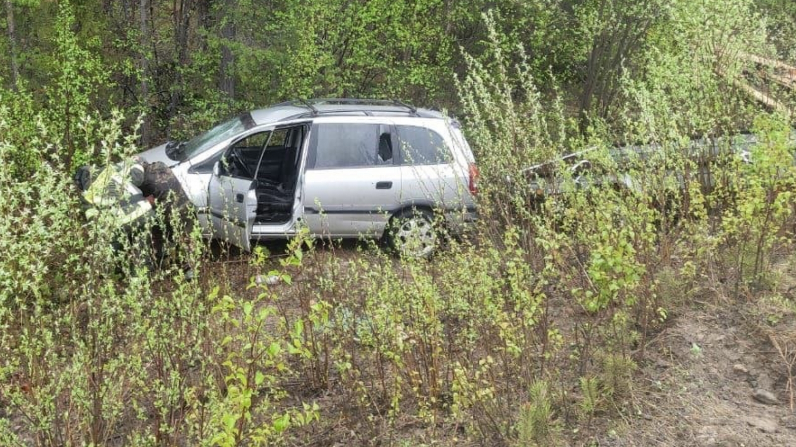 Между Ревдой и Оленегорском спасатели вырезали водителя из автомобиля