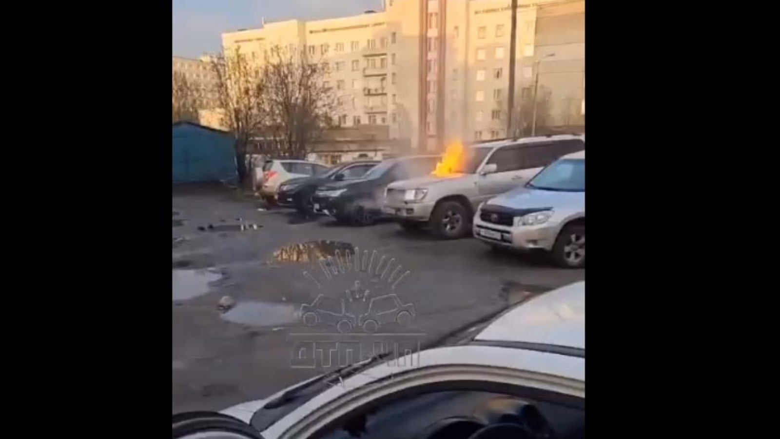 В Мурманске загорелся Lexus [видео]
