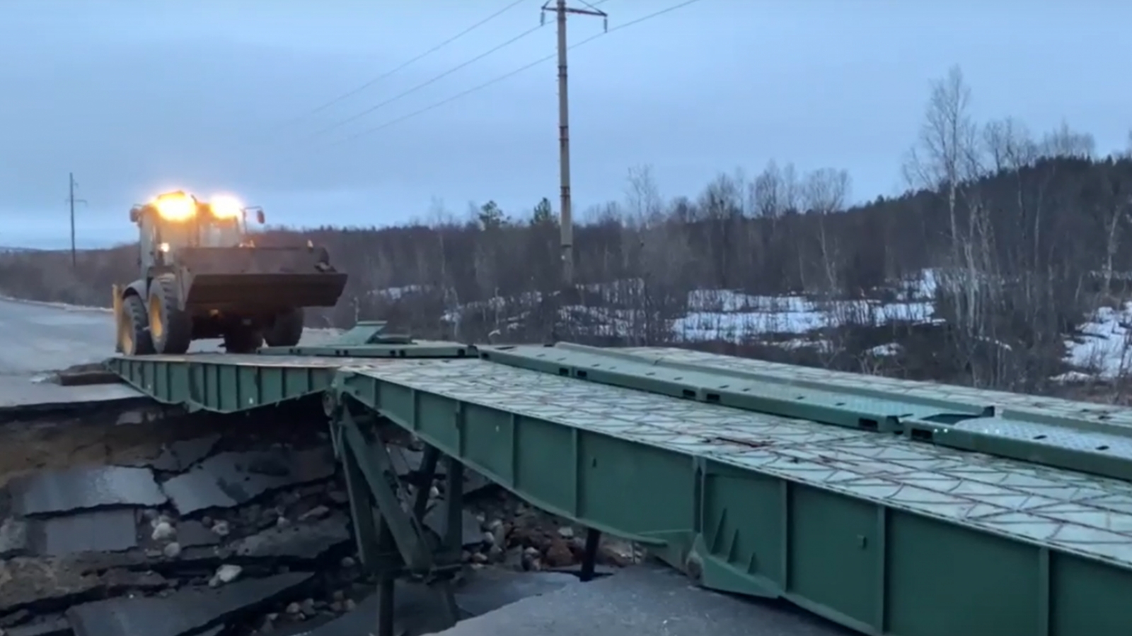 Понтонный мост на месте размытой дороги заработал [видео]