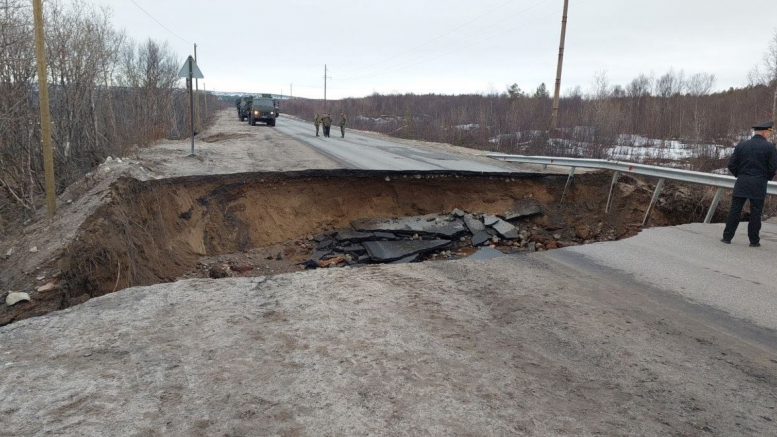 Глубина обрушения дороги под Североморском составила до 3 метров