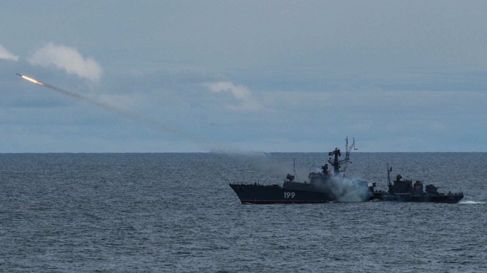 Североморцы провели артиллерийские стрельбы в Белом море