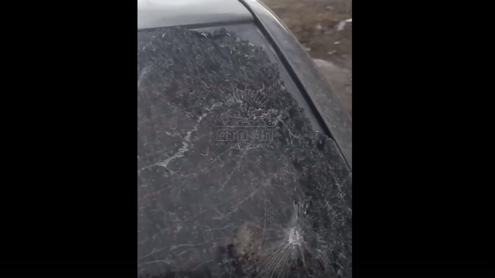 Неизвестные разбили припаркованный автомобиль в Мурманске [видео]