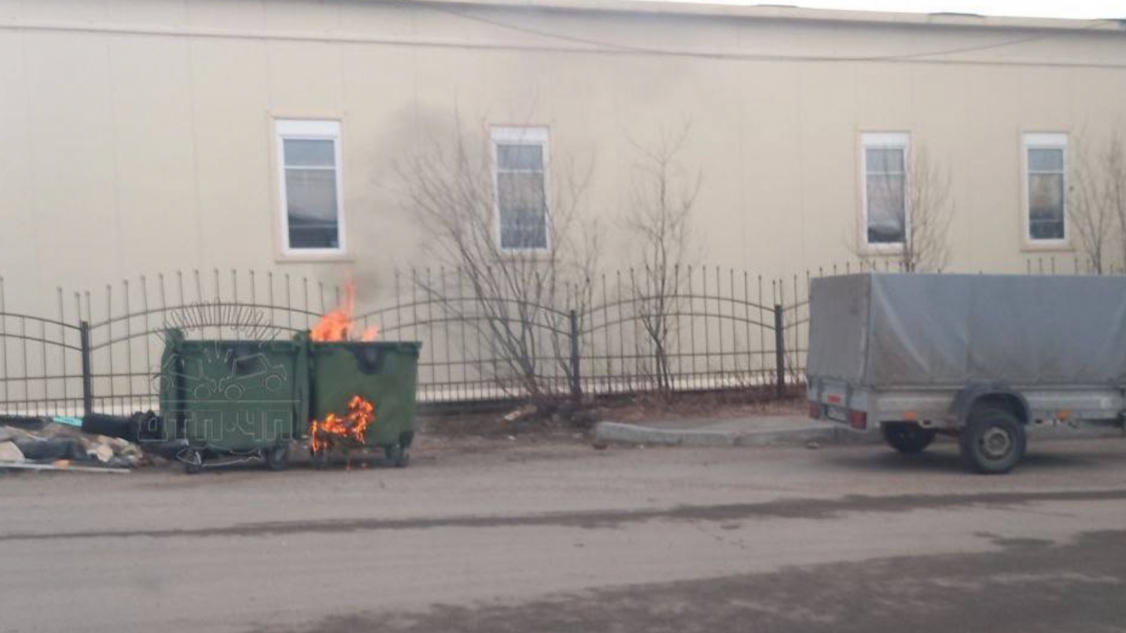 Очередной мусорный контейнер сгорел в Мурманске