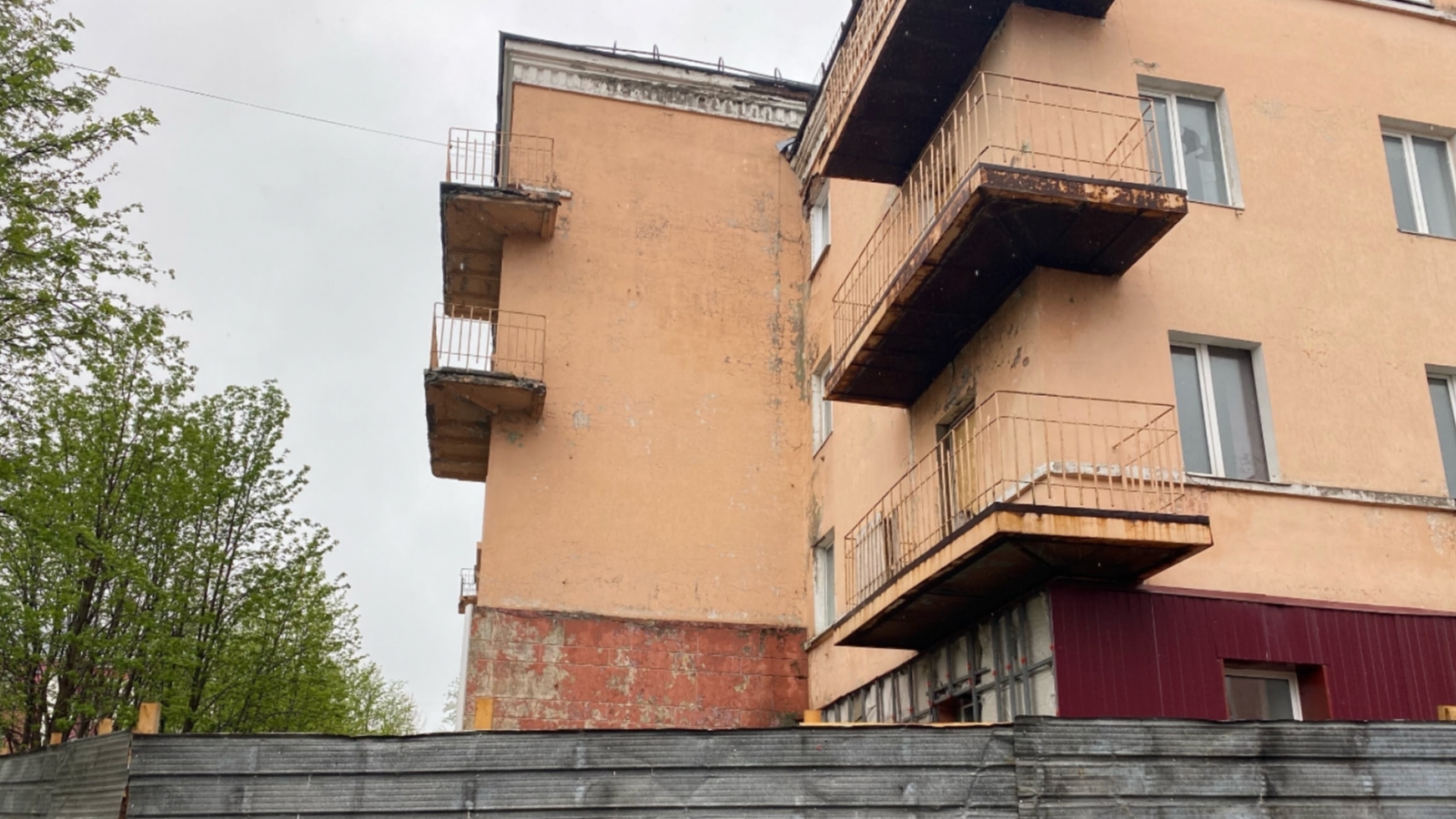Аварийный дом в Кировске спустя годы раздумий всё-таки сносят