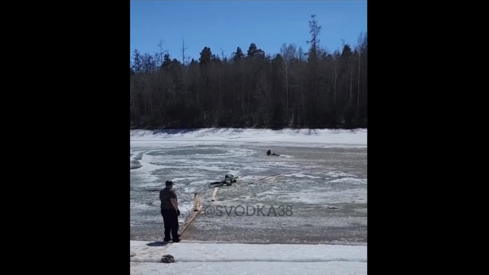 Россиянин спас провалившегося под лёд ребенка [видео]