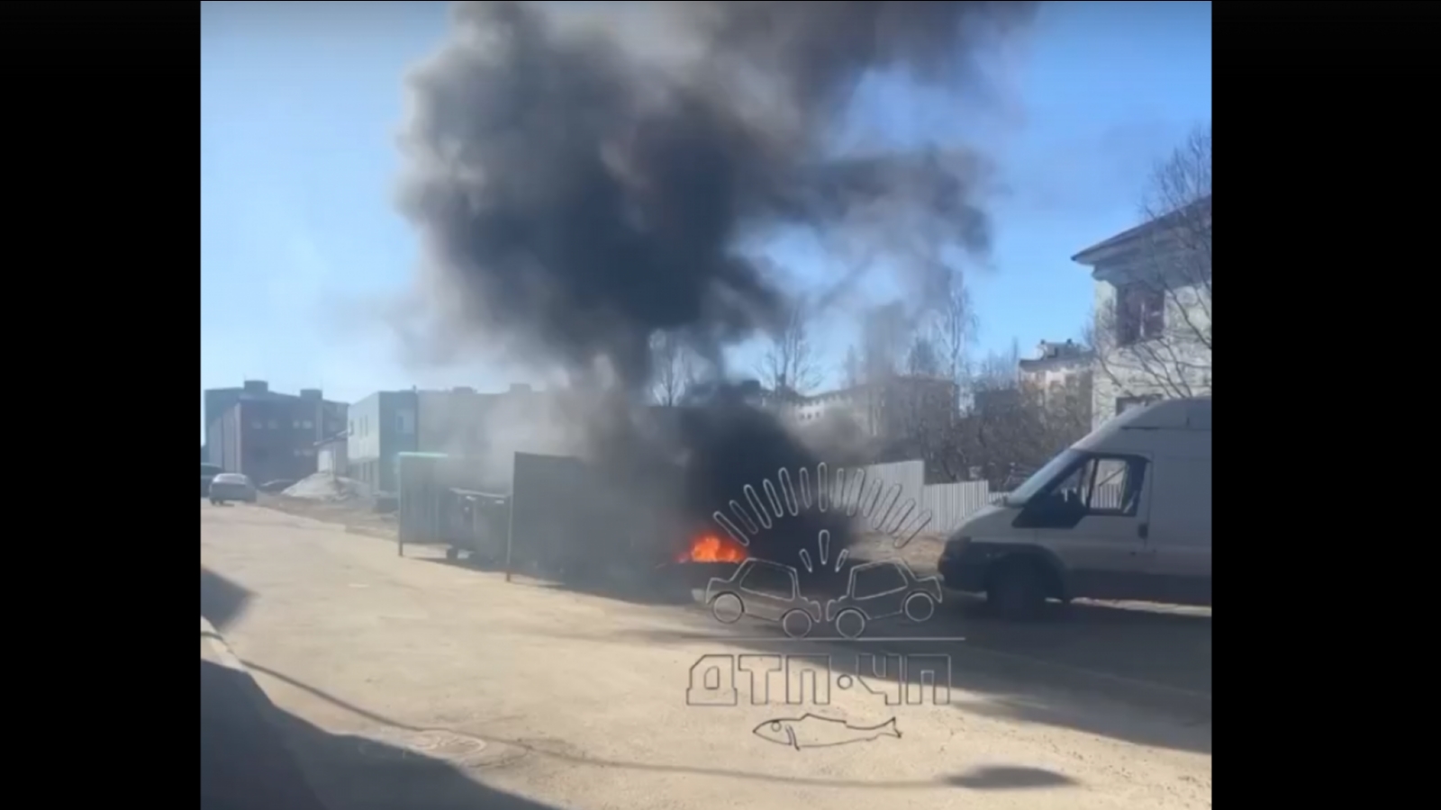 В Мурманске возникло сильное задымление из-за горящего мусора [видео]