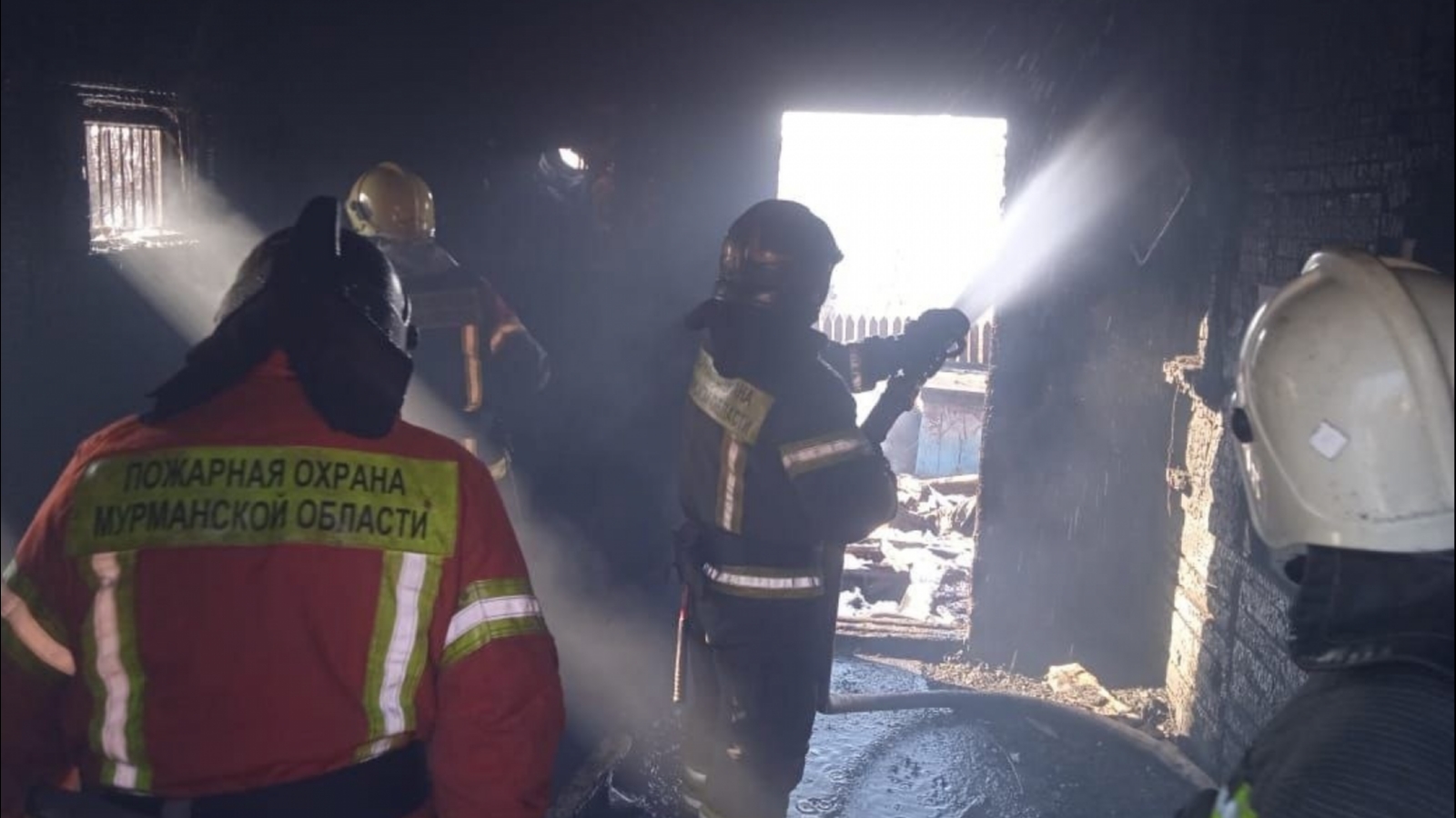 Пожар в пустом доме в Кандалакше собрал спасателей