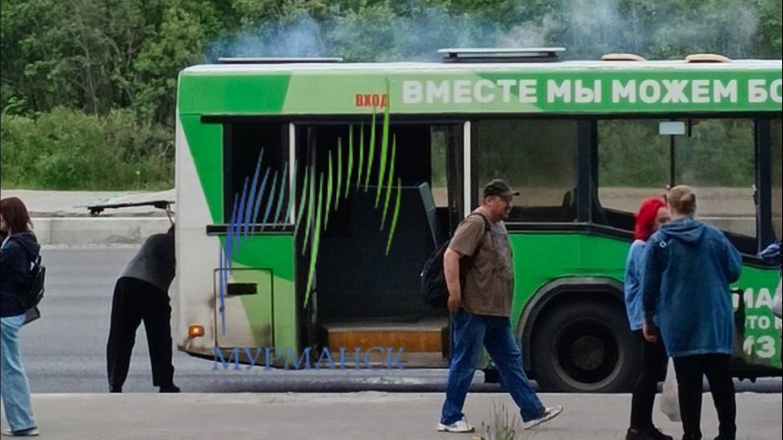 На остановке в Мурманске загорелся автобус