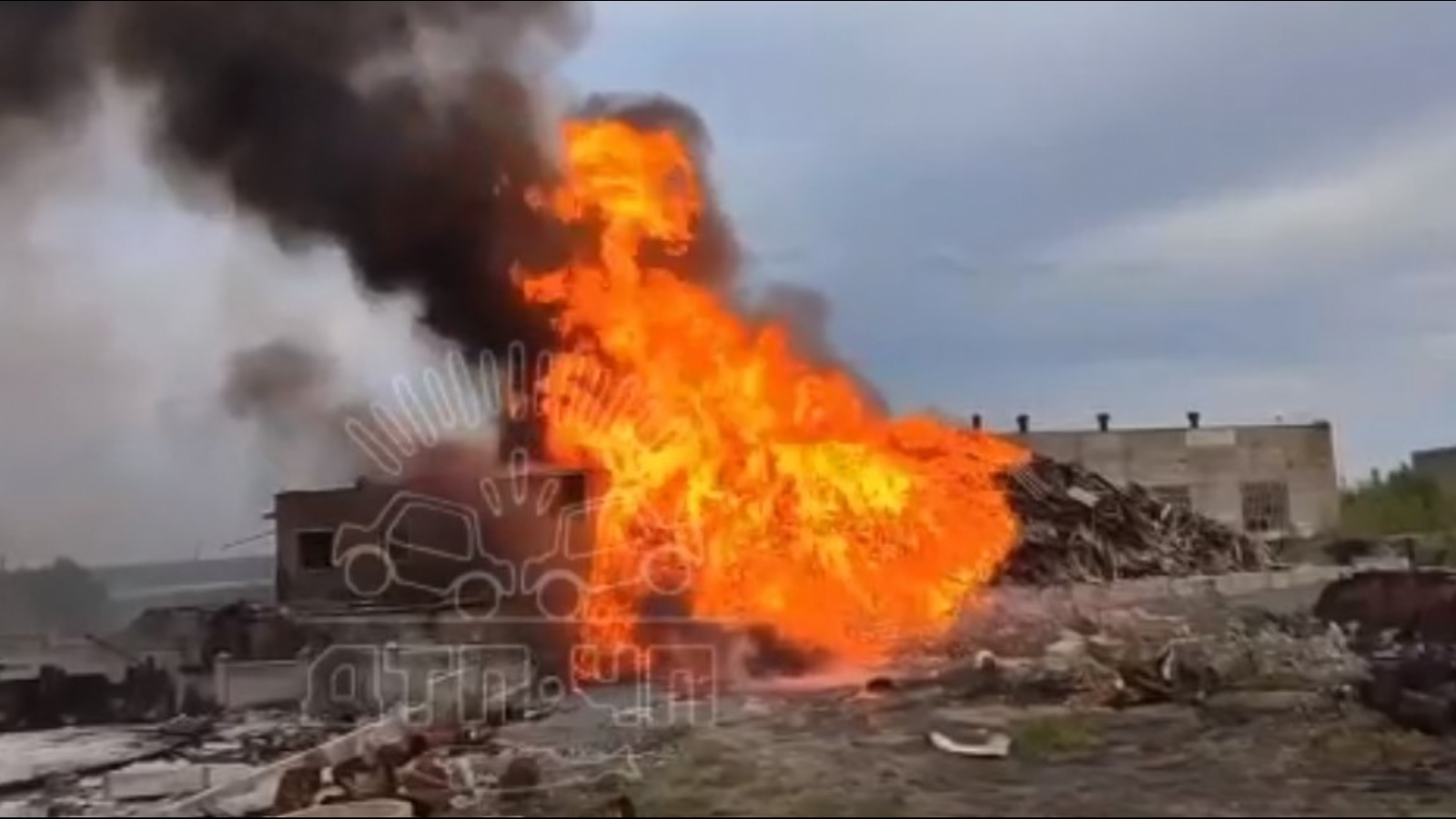 В Оленегорске полыхает заброшенный завод [видео] | 12.06.2023 | Мурманск -  БезФормата