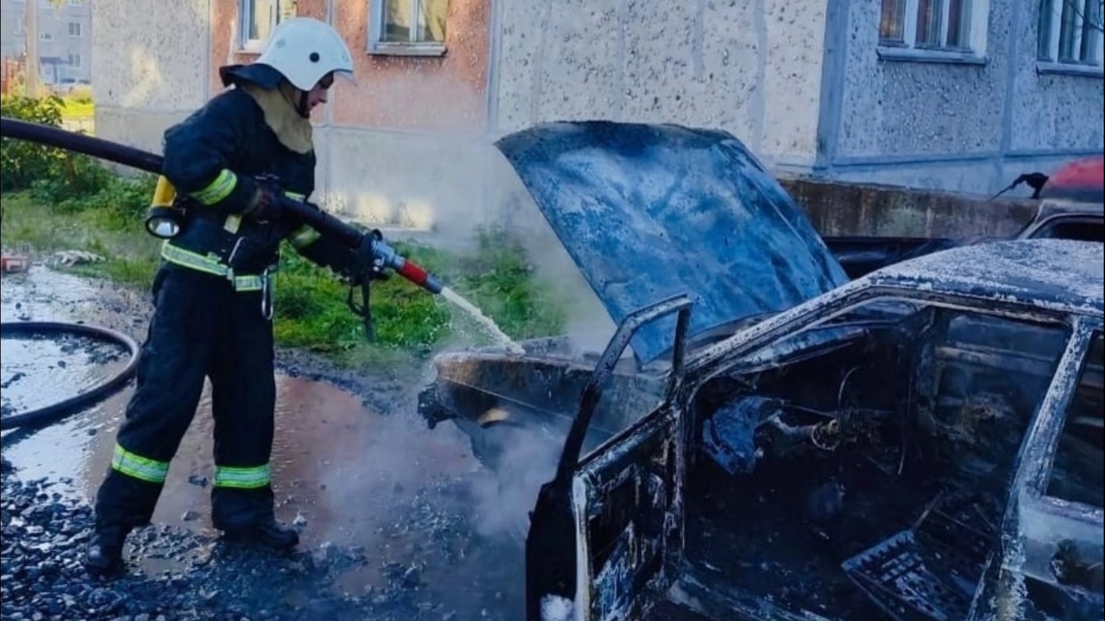 В Мурманске пожар испортил Mercedes и Lada
