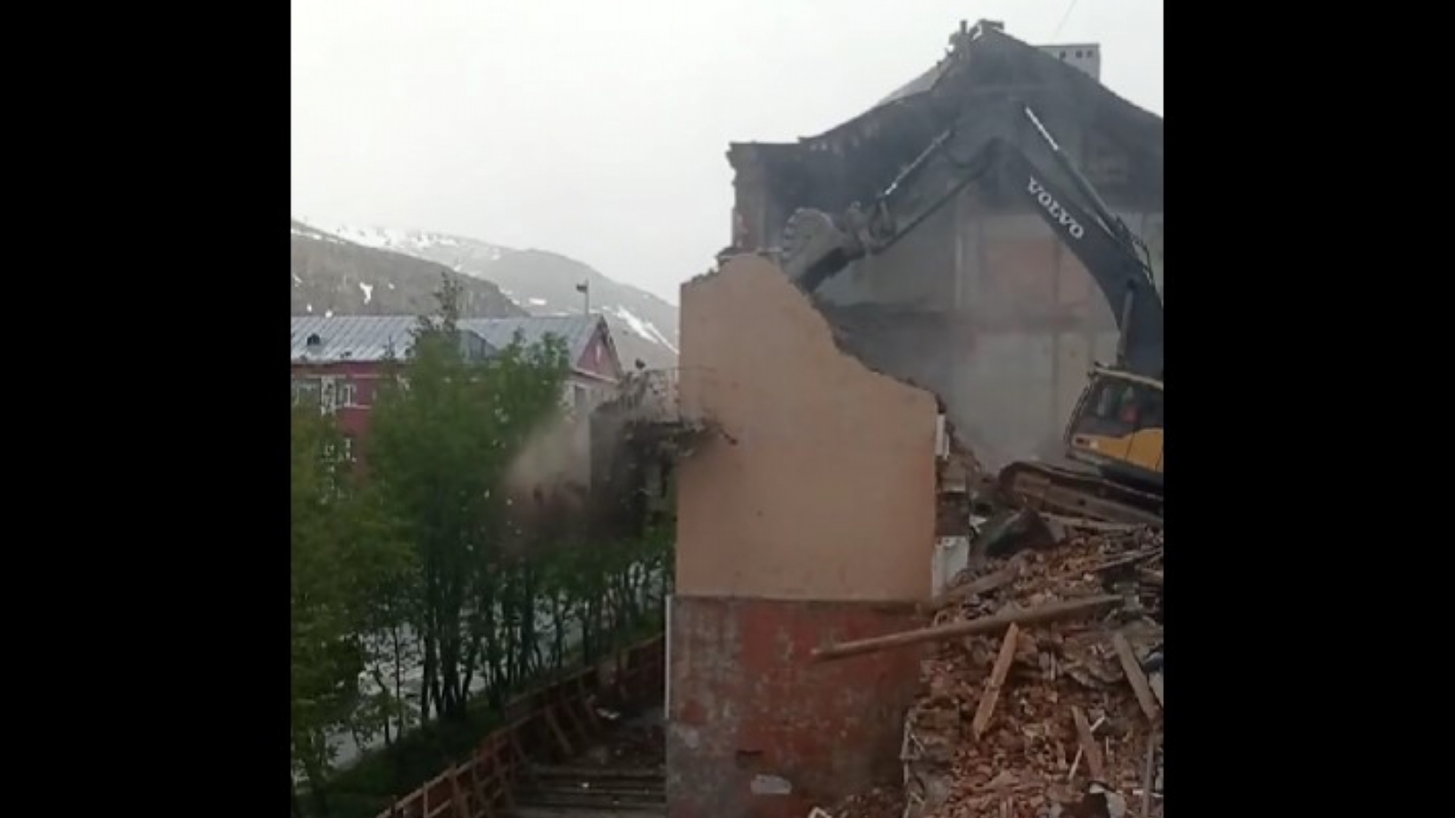 В Кировске при сносе дома балкон обрушился рядом с тротуаром [видео] |  11.06.2023 | Мурманск - БезФормата