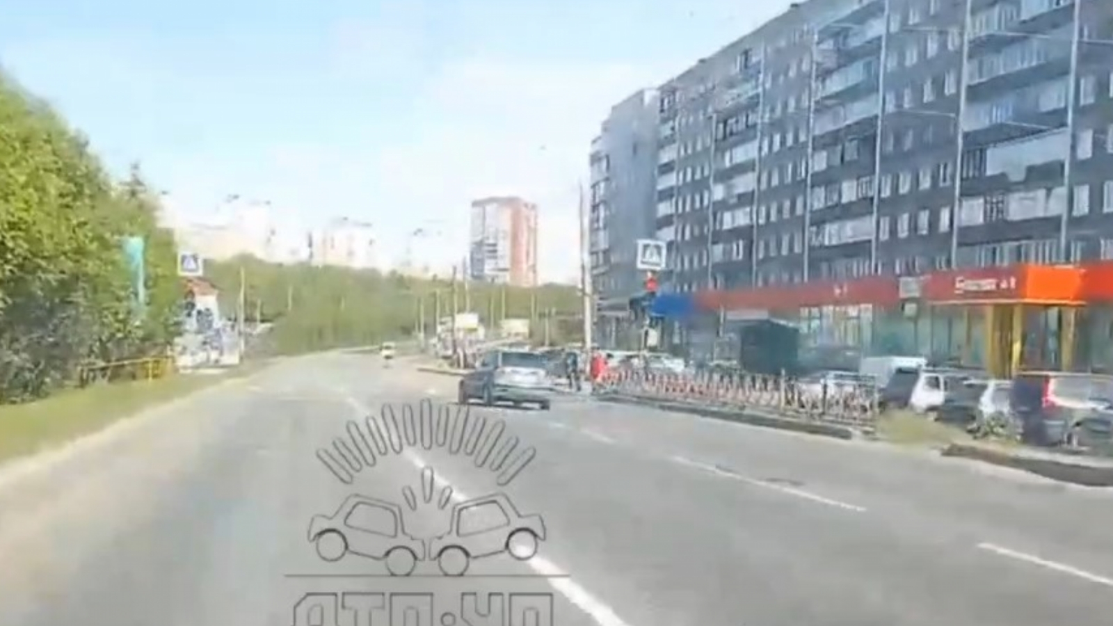 В Мурманске водитель пролетел на «красный» и чуть не сбил пешеходов [видео]