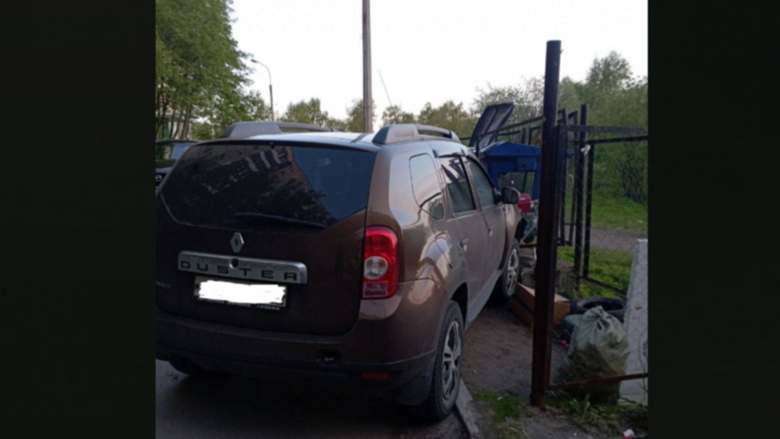 В Мурманске водитель Renault сломал ограждение и сбежал