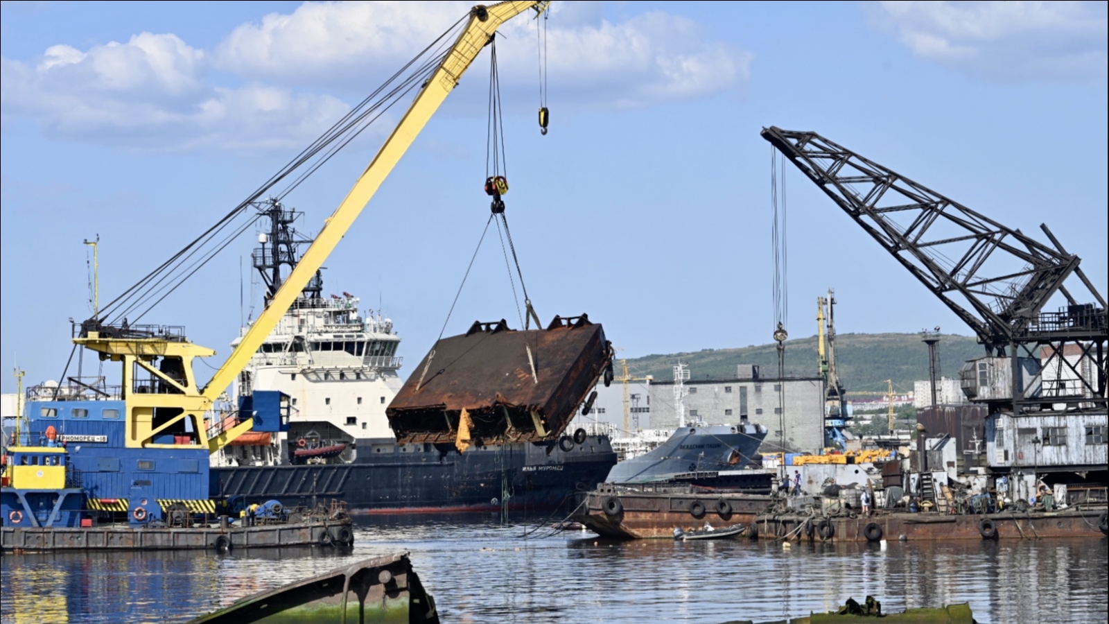 Рядом с Зеленым мысом в Мурманске достали фрагменты затонувшего судна